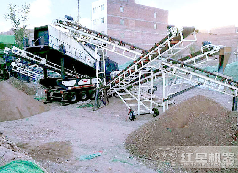 移動(dòng)制砂機(jī)打砂作業(yè)現(xiàn)場