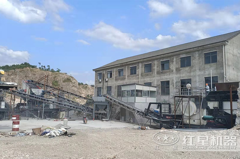 移動顎式破碎機(jī)現(xiàn)場