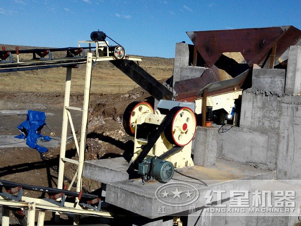 石英砂加工150型立式鄂式碎石機現場作業圖