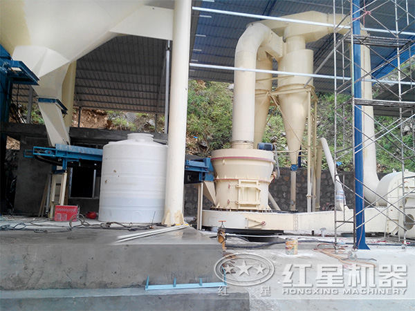 石灰石4525磨粉機作業(yè)現(xiàn)場