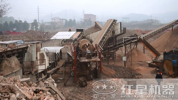移動破碎機(jī)用于破碎建筑垃圾