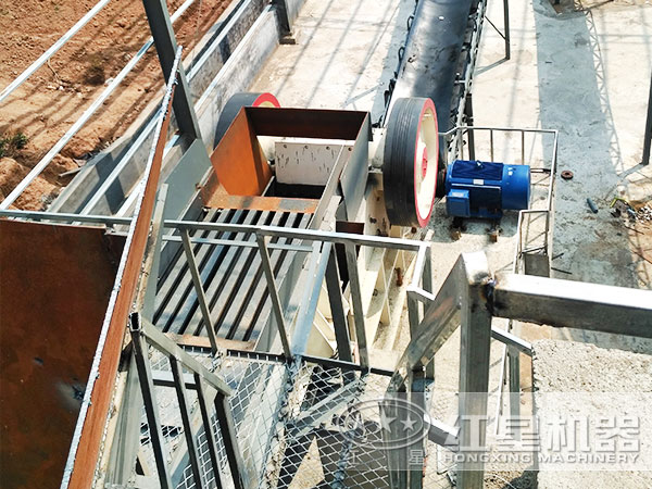 顎式破碎機現(xiàn)場作業(yè)圖