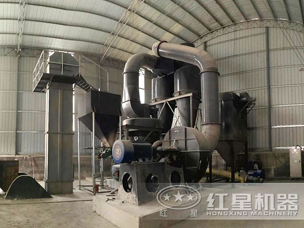 雷蒙磨粉機現場作業圖