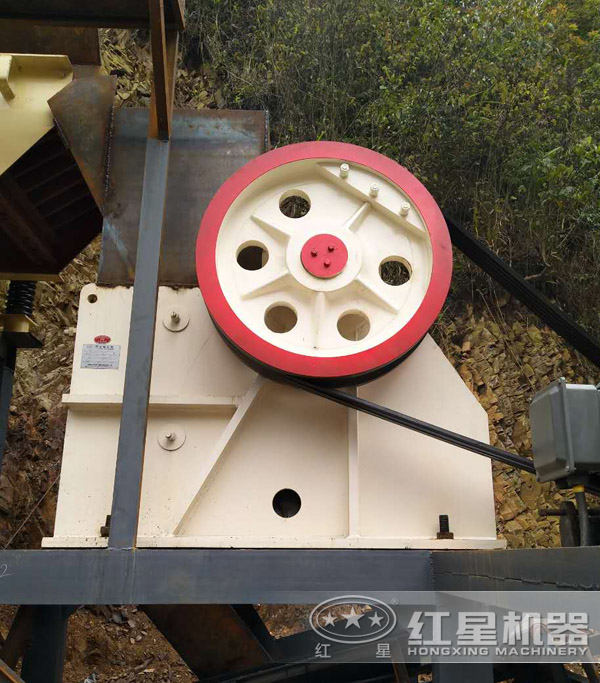 石屑600×900顎式破碎機(jī)現(xiàn)場作業(yè)圖