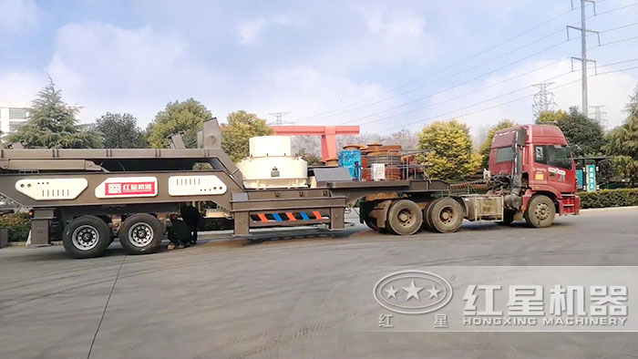 輪胎移動(dòng)制砂機(jī)車頭牽引下到施工現(xiàn)場