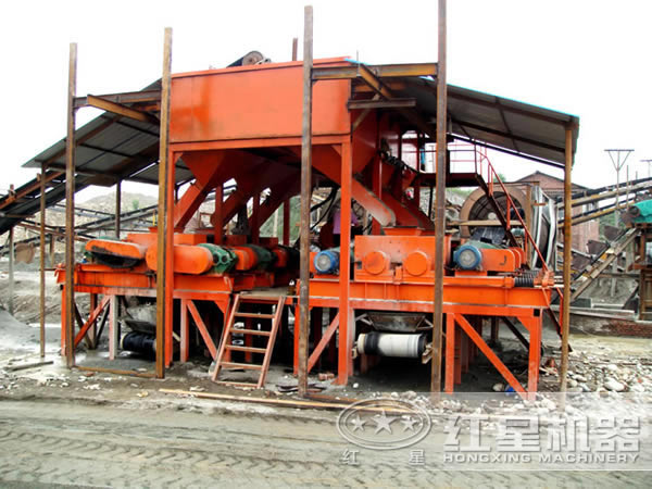 對輥破碎機工作現場